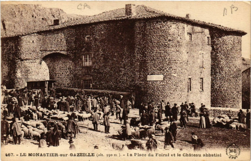 Carte postale ancienne Le Monastier-sur-Gazeille (alt 950 m) - La Place du Foiral et le au Monastier-sur-Gazeille