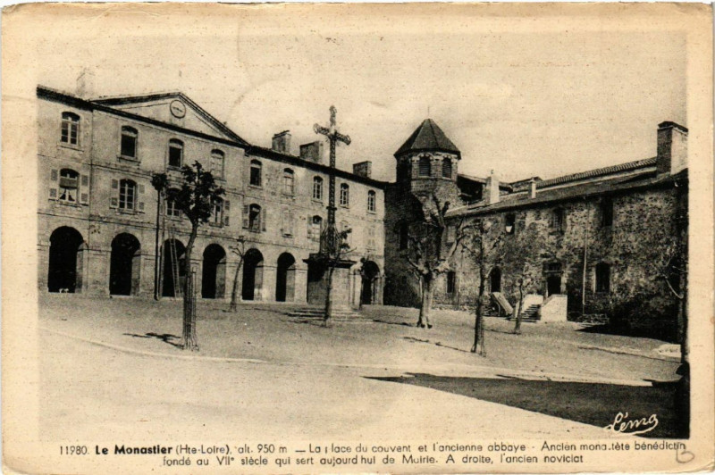 Carte postale ancienne Le Monastier (Hte-Loire) alt 950 m - La place du couvent et