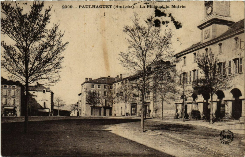 Carte postale ancienne Paulhaguet (Hte-Loire) - La Place de la Mairie à Paulhaguet