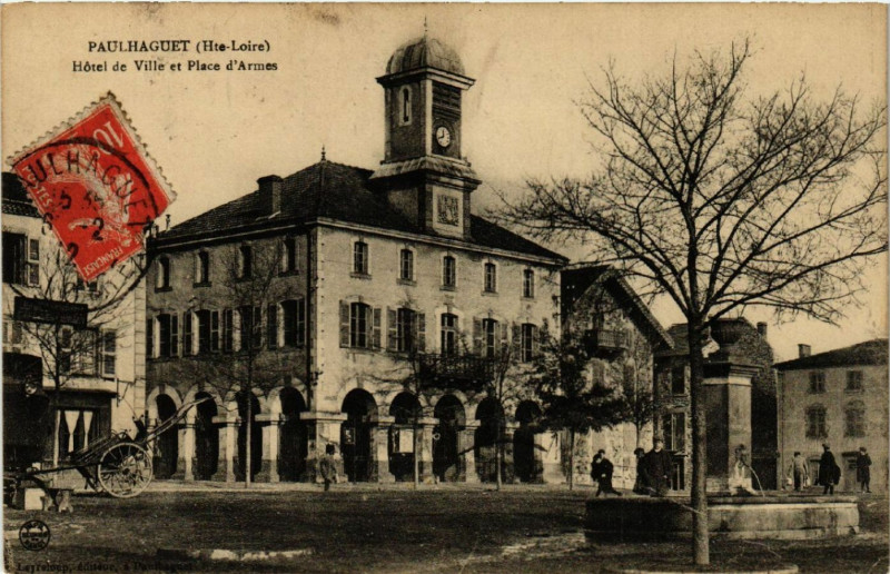 Carte postale ancienne Paulhaguet (Hte-Loire) - Hotel de Ville et Place d'Armes à Paulhaguet