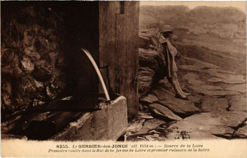 Carte postale ancienne Le Gerbier-des-Jonce (alt 1554m) - Source de la Loire Premiere