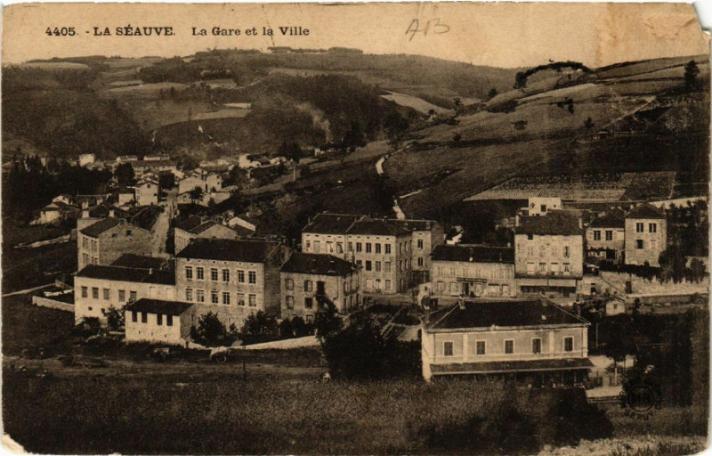 Carte postale ancienne La Seauve - La Gare et la Ville