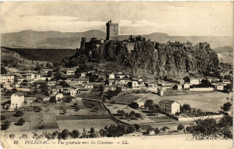 Carte postale ancienne Polignac - Vue générale vers les Cevennes à Polignac