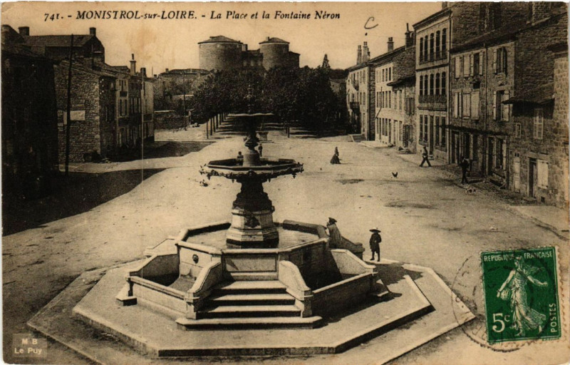 Carte postale ancienne Monistrol-sur-Loire - La Place et la Fontaine Neron à Monistrol-sur-Loire