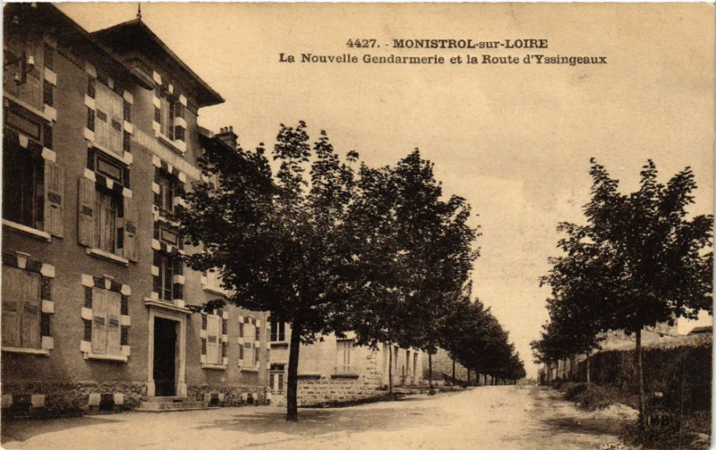 Carte postale ancienne Monistrol-sur-Loire - La Nouvelle Gendarmerie et la Route à Monistrol-sur-Loire