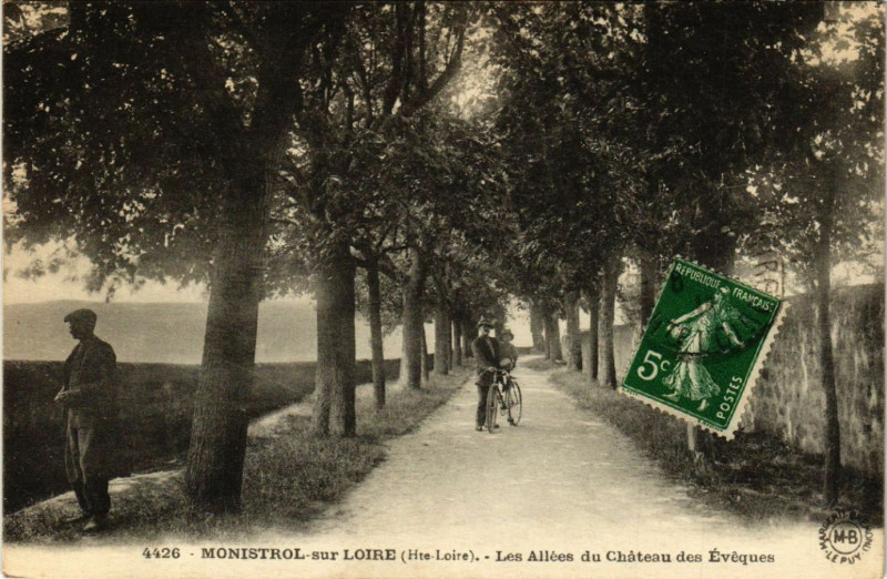 Carte postale ancienne Monistrol-sur-Loire (Hte-Loire) Les Allées du Chateau des Eveques à Monistrol-sur-Loire