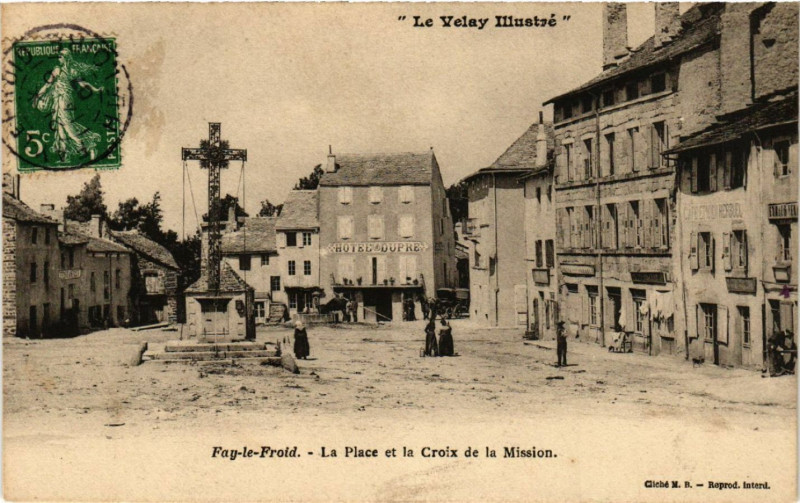 Carte postale ancienne Le Velay Ill. - Fay-le-Froid - La Place et la Croix de la Mission