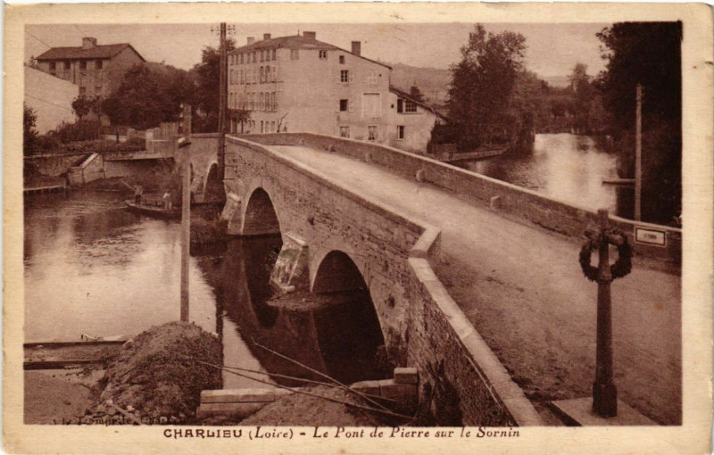 Carte postale ancienne Chaurieu - Le Pont de Pierre sur le Sornin