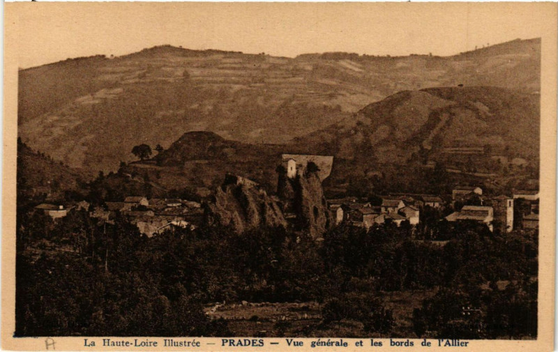 Carte postale ancienne Prades - Vue générale et les bords de l'Allier à Prades