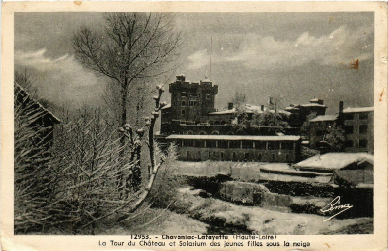 Carte postale ancienne Chavaniac-Lafayette (Haute-Loire) - La Tour du Chateau et à Chavaniac-Lafayette