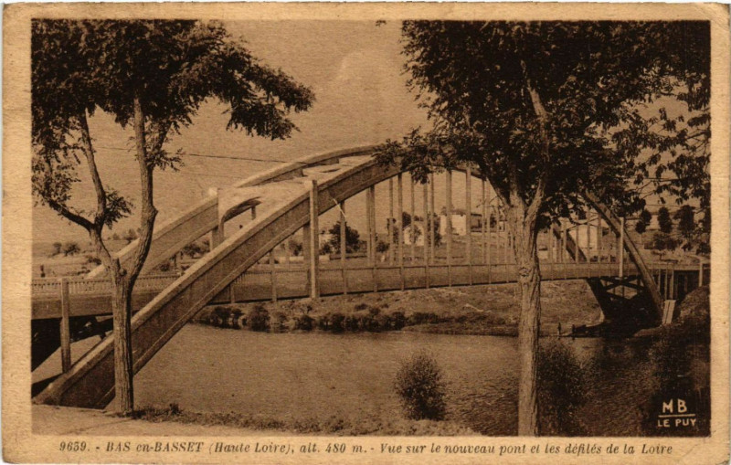Carte postale ancienne Bas-en-Basset (Haute-Loire) alt 480 m - Vue sur le nouveau pont.. à Bas-en-Basset