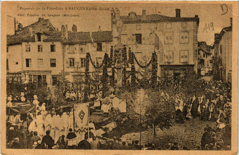 Carte postale ancienne Reposoir de la Fete-Dieu a Saugues (Hte-Loire) à Saugues