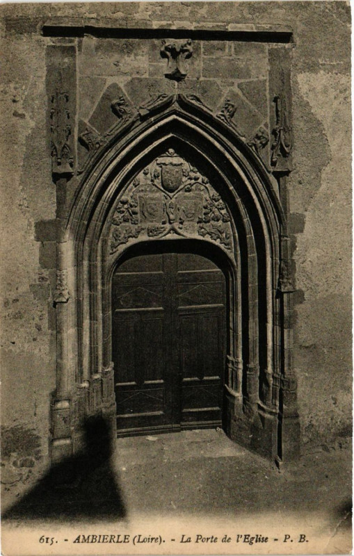 Carte postale ancienne Ambierle (LLoire) - La Porte de l'Eglise