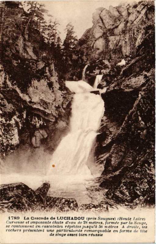 Carte postale ancienne Cascade de Luchadou (pres Saugues) (Haute Loire) -Curieuse et... à Saugues