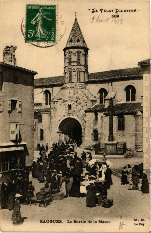 Carte postale ancienne Le Velay Illustre - Saugues - La Sortie de la Messe à Saugues