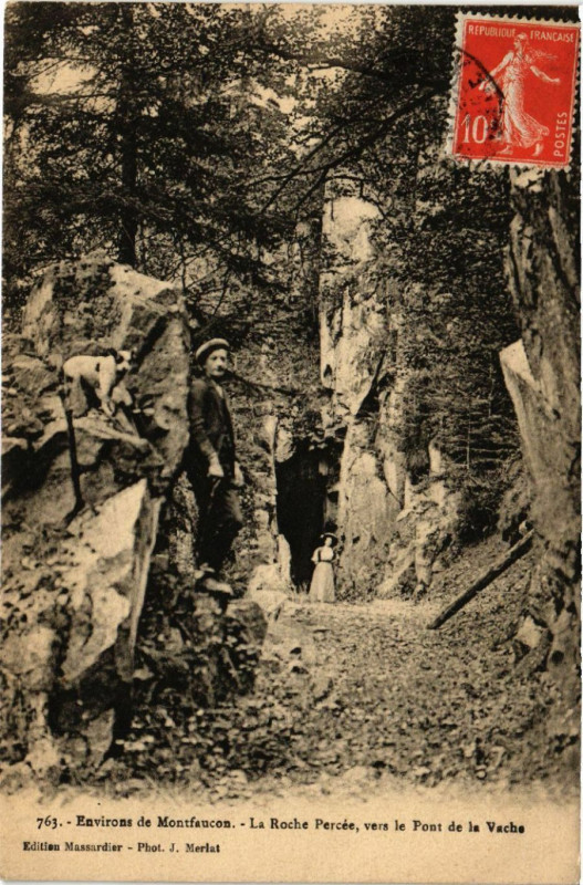 Carte postale ancienne Env. de Montfaucon - La Roche Percée vers le Pont de la Vache