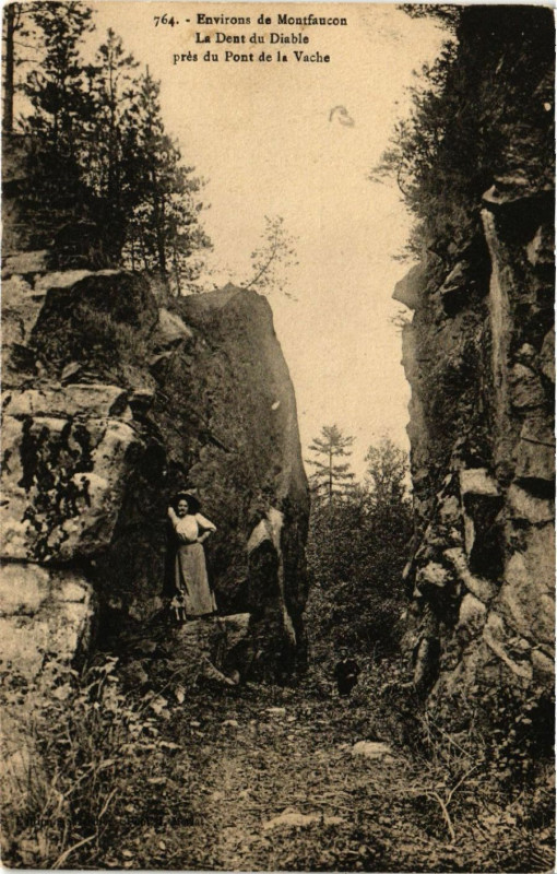 Carte postale ancienne Env. de Montfaucon - La Dent du Diable Pres du Pont de la Vache
