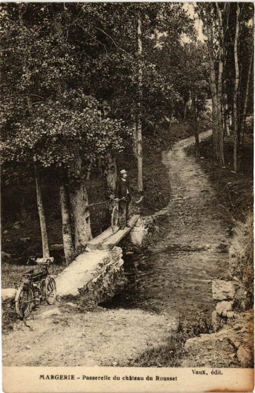 Carte postale ancienne Margerie - Passerelle du Chateau du Roussel