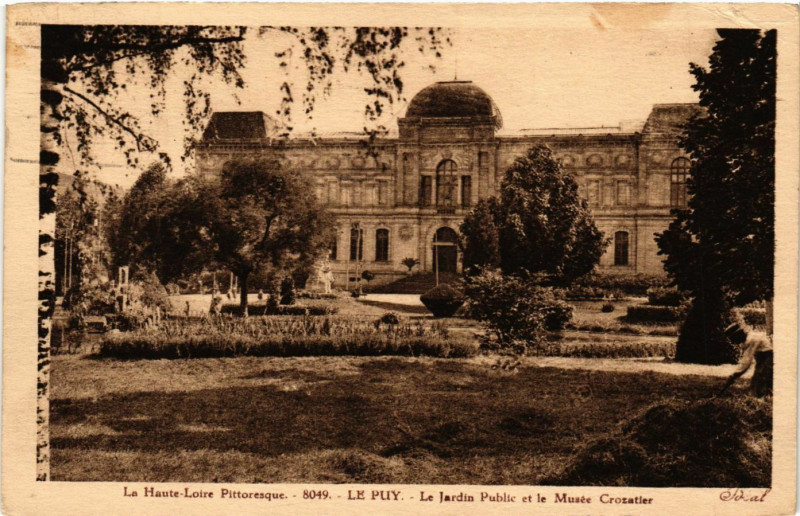 Carte postale ancienne Le Puy - Le Jardin Public et le Musée Crozatier