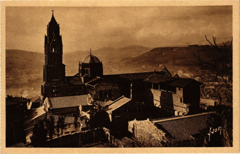 Carte postale ancienne Le Puy - Basilique de N.-D. du Puy - Vue laterale