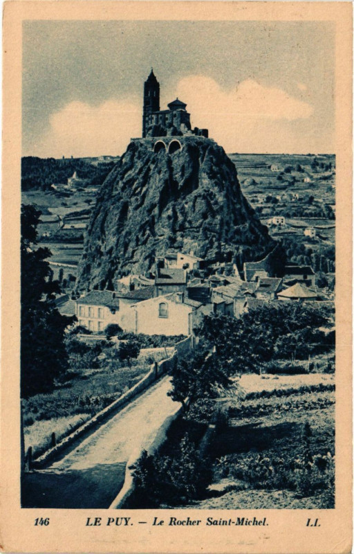 Carte postale ancienne Le Puy - Le Rocher Saint-Michel