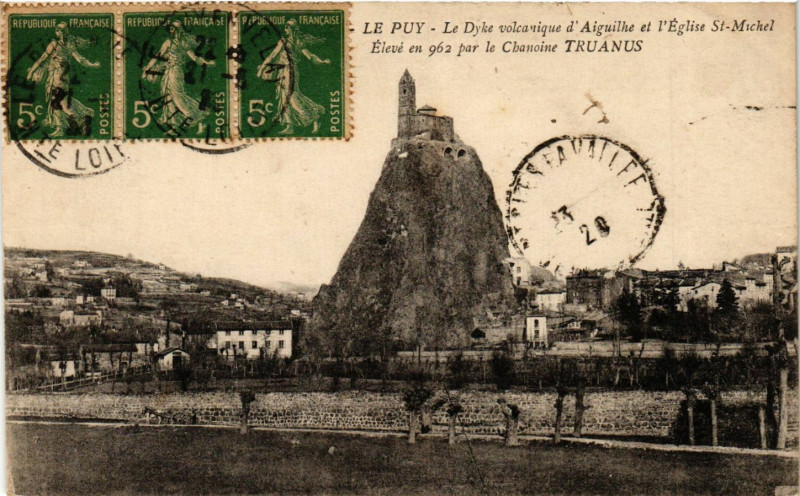 Carte postale ancienne Le Puy - Le Dyke volcanique d'Aiguilhe et l'Eglise Saint-Michel à Aiguilhe