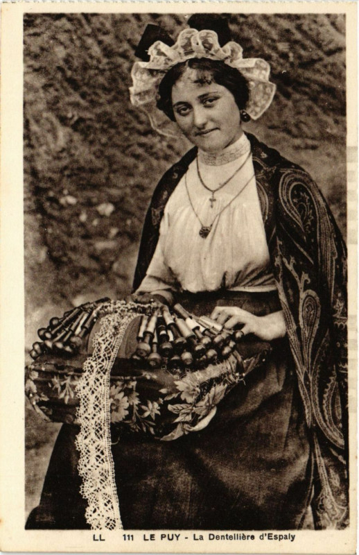 Carte postale ancienne Le Puy - La Dentelliere d'Espaly