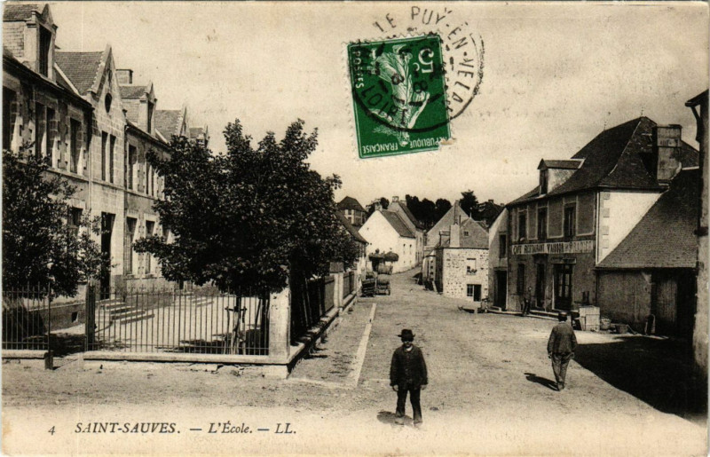 Carte postale ancienne Saint-Sauves - L'Ecole