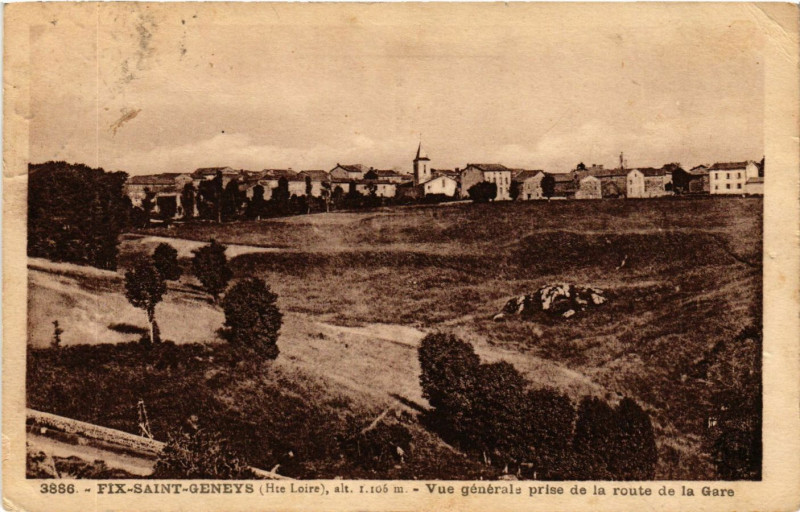 Carte postale ancienne Fix-Saint-Geneys - Vue générale prise de la route de la Gare à Fix-Saint-Geneys