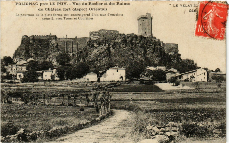 Carte postale ancienne Polignac Pres le Puy - Vue du Rocher et des Ruines du Chateau fort à Polignac