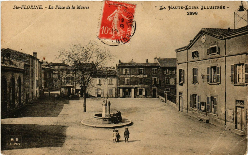 Carte postale ancienne Sainte-Florinde - La Place de la Mairie