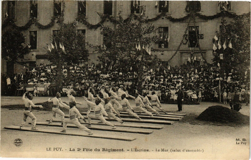 Carte postale ancienne Le Puy - La fete du regiment