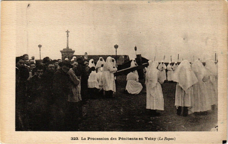 Carte postale ancienne La procession des penitents Velay
