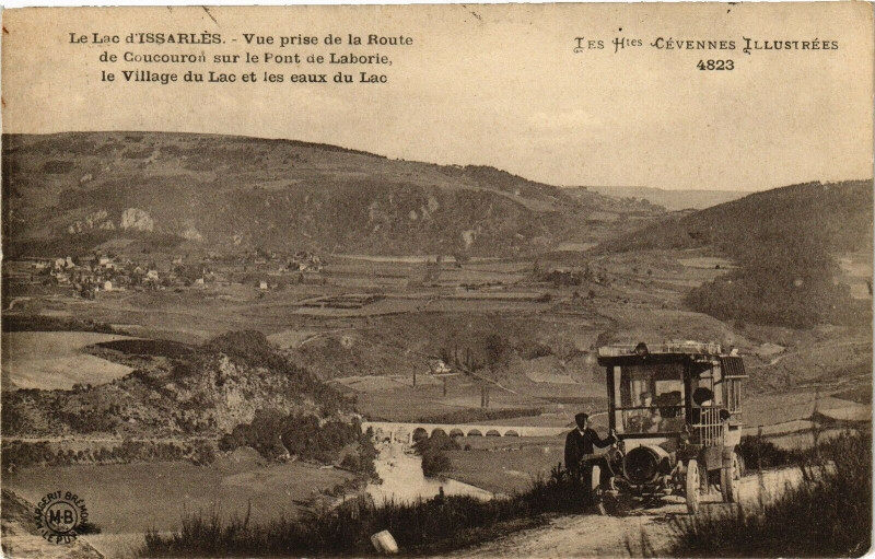 Carte postale ancienne Le lac d'Issarles - Vue prise de la route