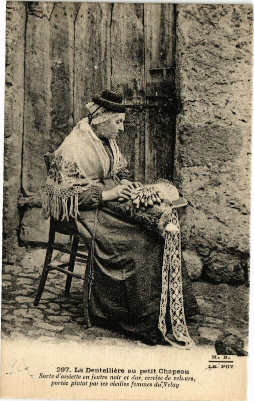Carte postale ancienne La dentelliere au petit chapeau