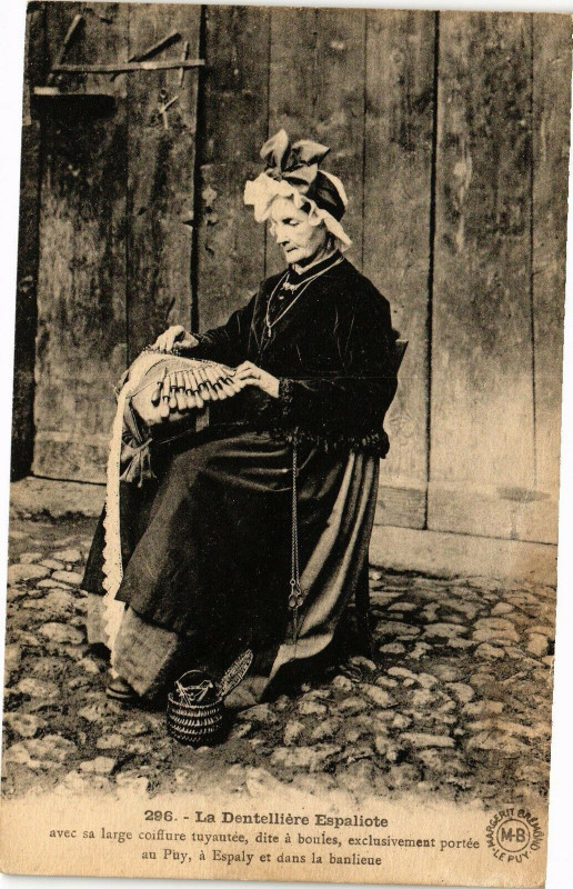 Carte postale ancienne La dentelliere espaliote