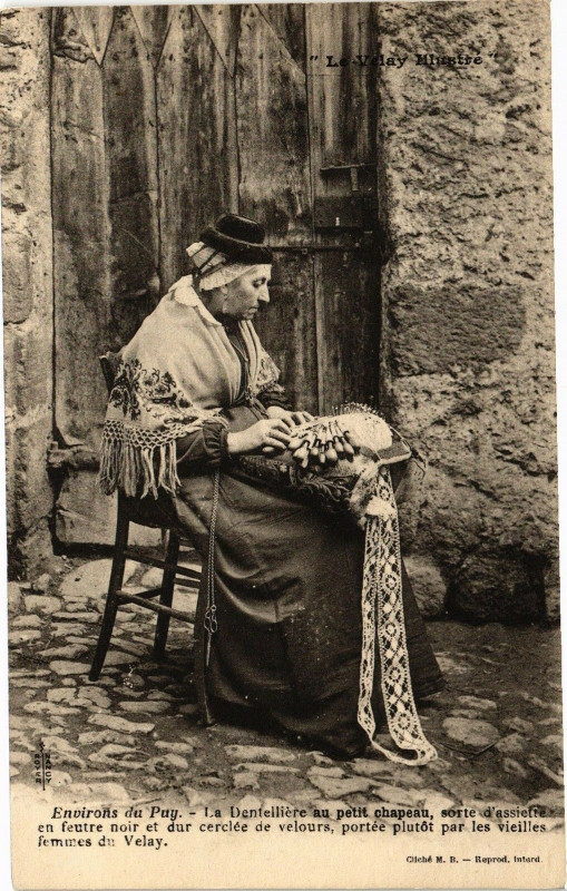 Carte postale ancienne Env. du Puy - La dentelliere