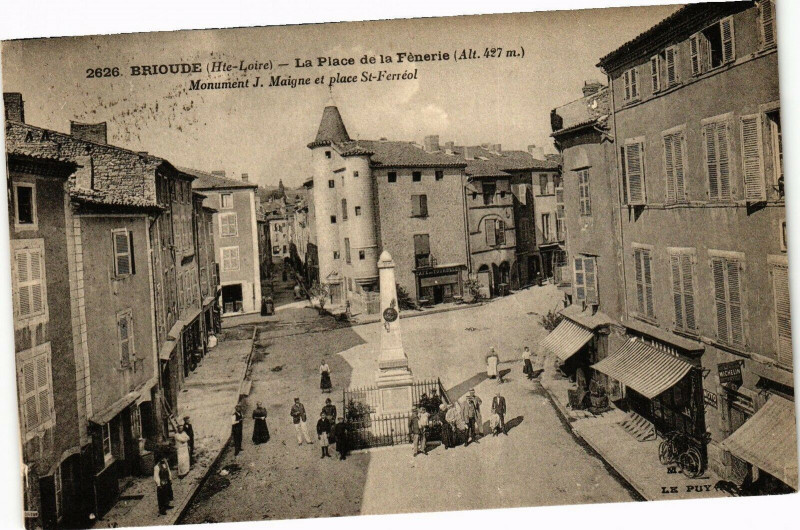 Carte postale ancienne Brioude (Hte-Loire) La Place de la Feneries Monument J.Maigne.. à Brioude