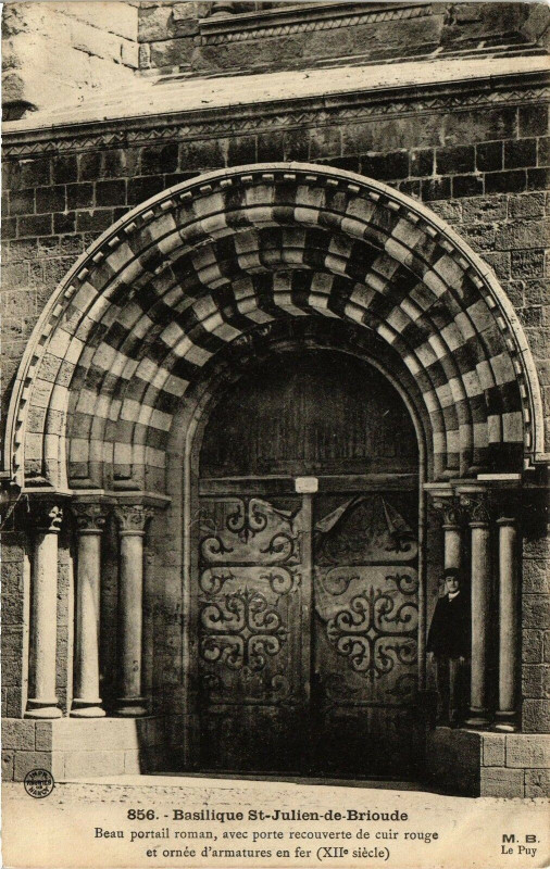 Carte postale ancienne Basilique St-Julien-de-Brioude - Beau portail roman avec porte à Brioude
