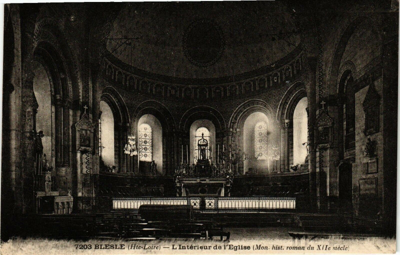 Carte postale ancienne Blesle (Hte-Loire) L Interieur de l'Eglise (Mon.hist.roman du XIIs à Blesle
