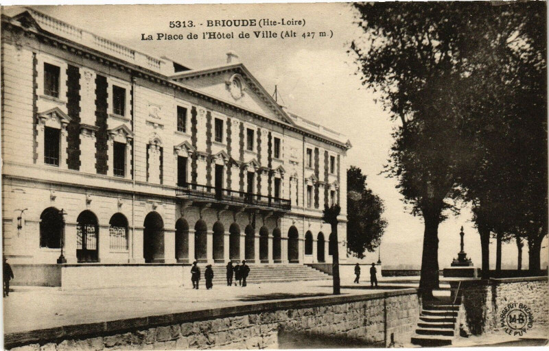 Carte postale ancienne Brioude (Hte-Loire) - La Place de l'Hotel de Ville (Alt 427 m) à Brioude