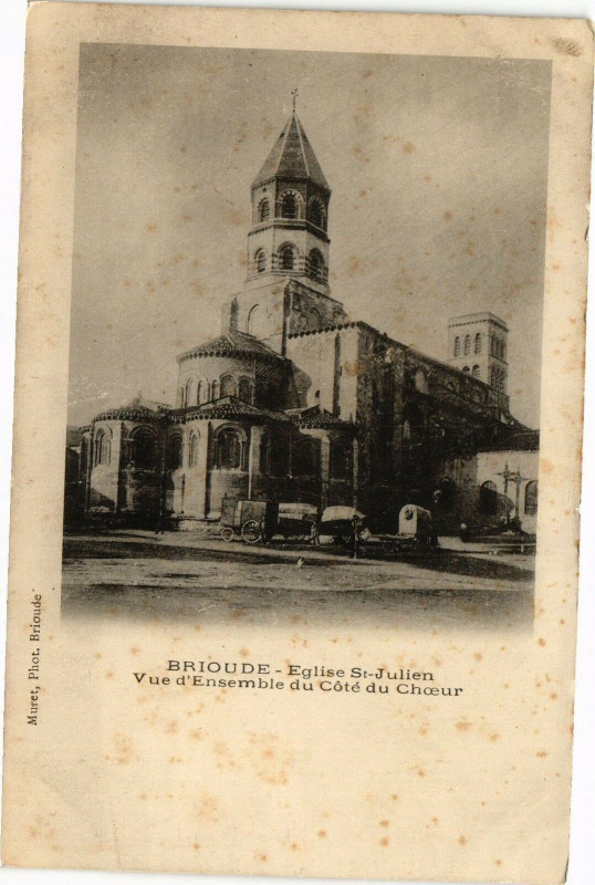 Carte postale ancienne Brioude - Eglise St-Julien - Vue d'Ensemble du Cote du Choeur à Brioude