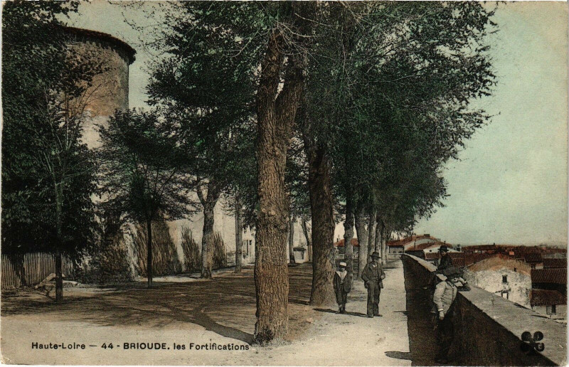 Carte postale ancienne Haute-Loire - Brioude les Fortifications à Brioude