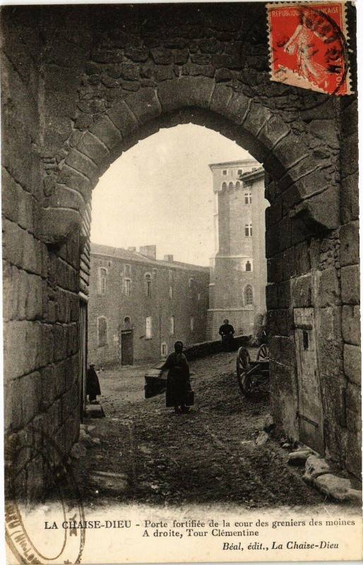 Carte postale ancienne La Chaise-Dieu Porte fortifiée de la cour des greniers des moines à La Chaise-Dieu