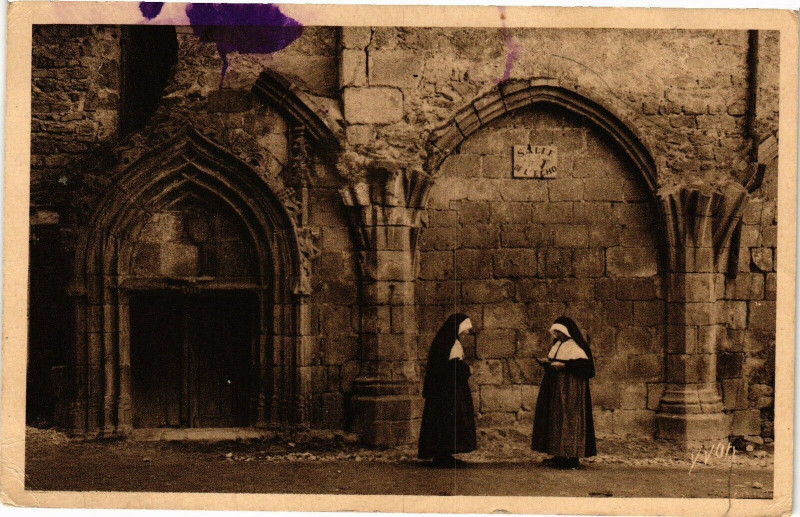 Carte postale ancienne La Chaise-Dieu (Hte-Loire) L'Abbaye Porte du Xv.siecle dans le... à La Chaise-Dieu