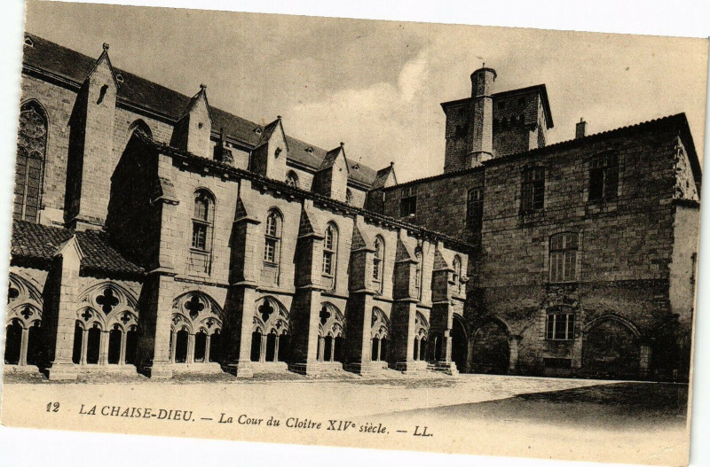 Carte postale ancienne La Chaise-Dieu - La Cour du Cloitre Xiv siecle à La Chaise-Dieu