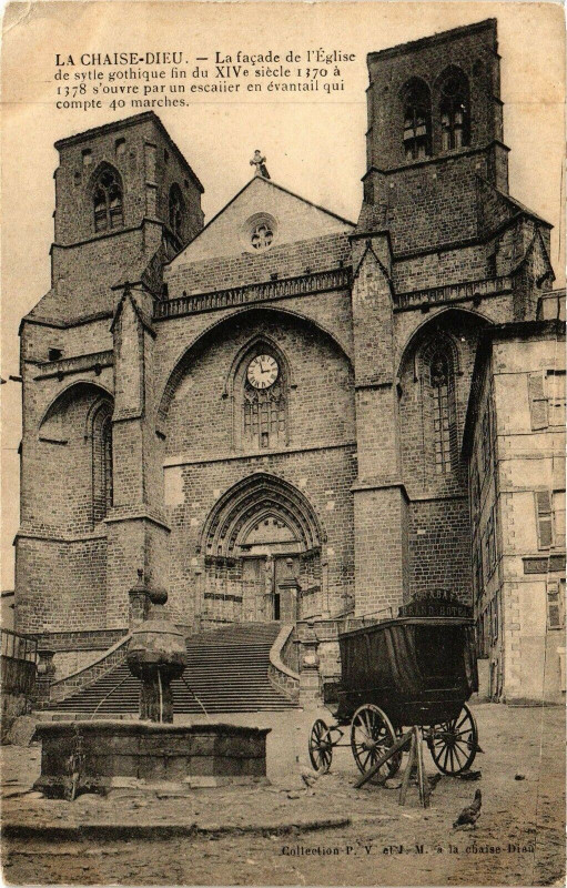 Carte postale ancienne La Chaise-Dieu La facade de l'Eglise de sytie gothique in du XIVs à La Chaise-Dieu