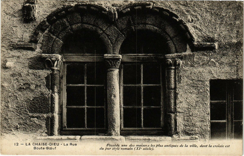 Carte postale ancienne La Chaise-Dieu - La Rue Boute Boeuf - Passede une des maisons à La Chaise-Dieu