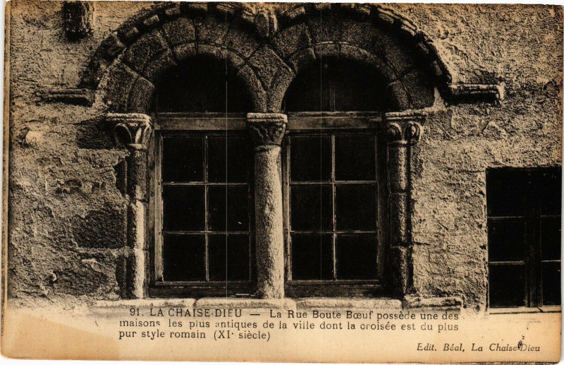 Carte postale ancienne La Chaise-Dieu - La Rue Boute Boeuf - Passede une des maisons à La Chaise-Dieu