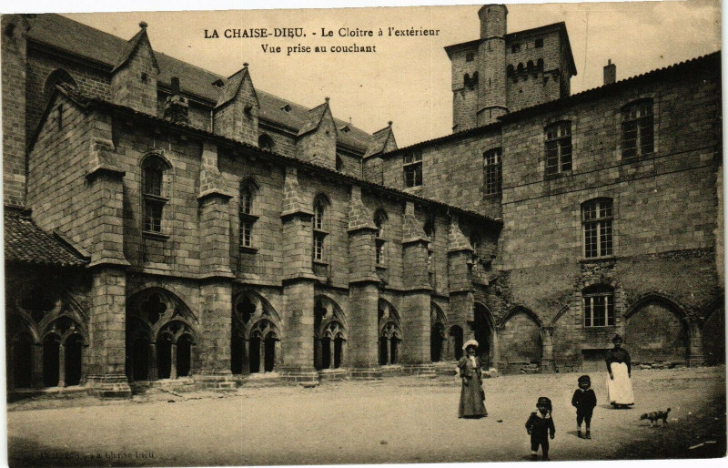 Carte postale ancienne La Chaise-Dieu - La Cloitre a l'exterieur - Vue prise au couchant à La Chaise-Dieu